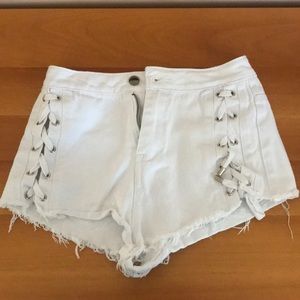 Side crossed white jean shorts